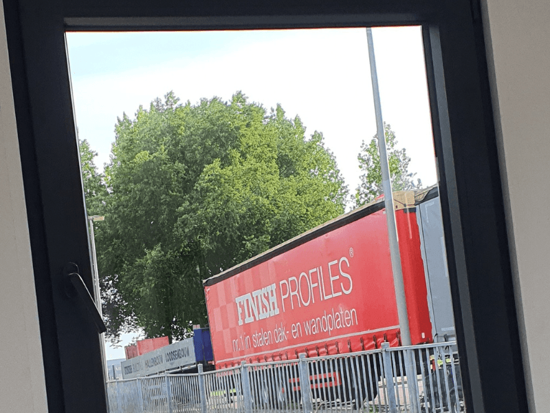 Finish Tuinkantoor 4 meter raam antraciet Finish Profiles