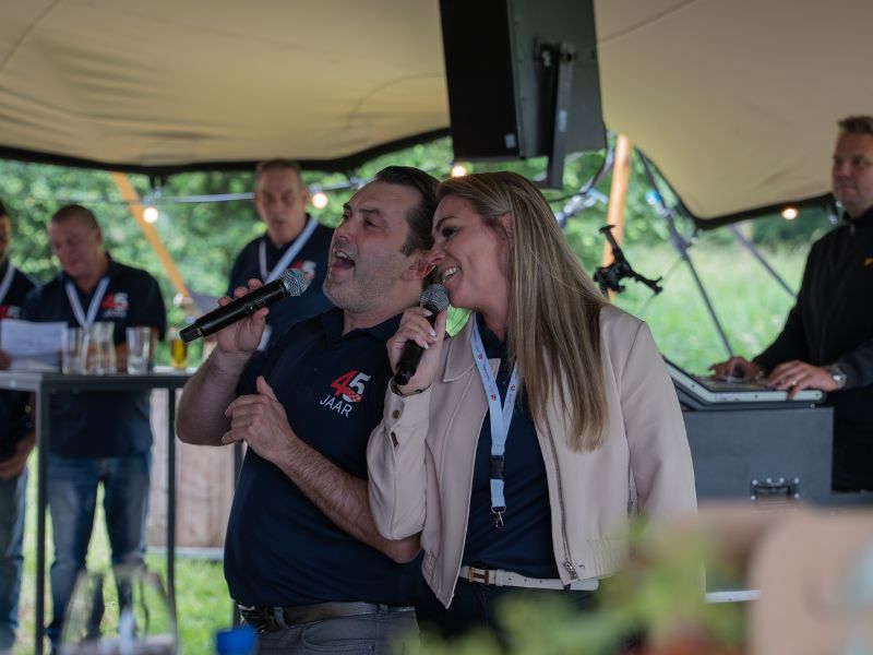 Open dagen 45 jaar Finish Profiles Suus en Siem zingen Finish lied