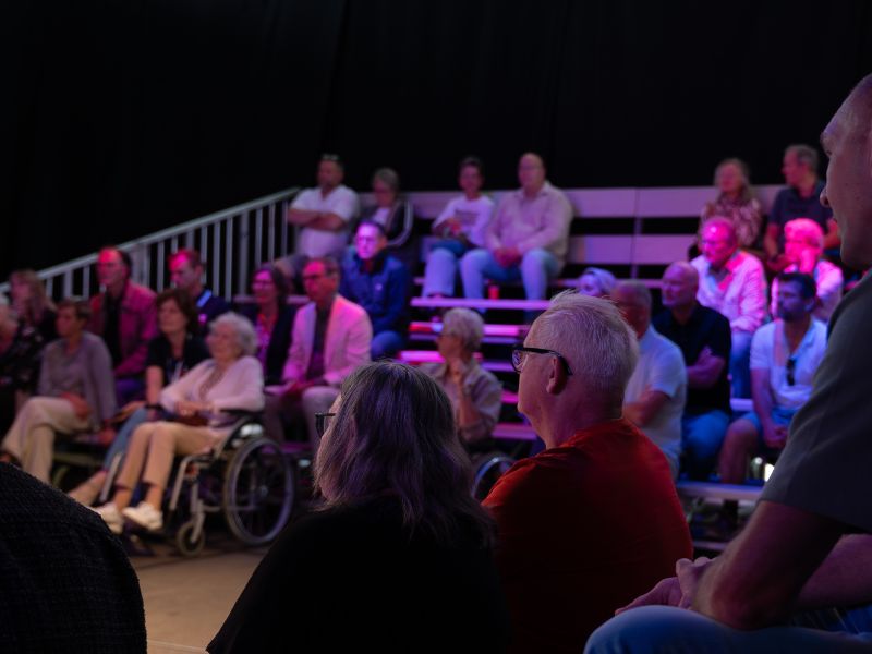 Open dagen 45 jaar Finish Profiles bezoekers in de arena