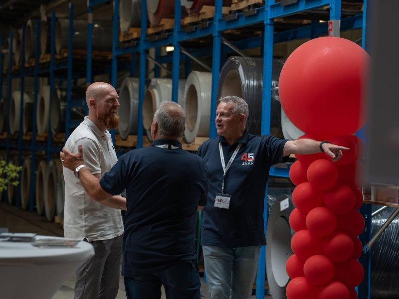 Open dagen 45 jaar Finish Profiles in gesprek met een klant