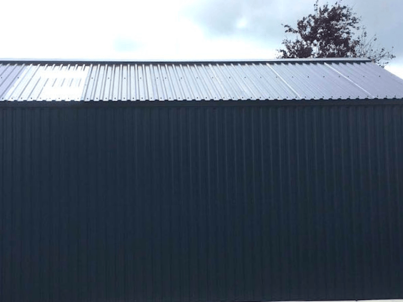 Stalen dakplaten van finish profiles op een loods