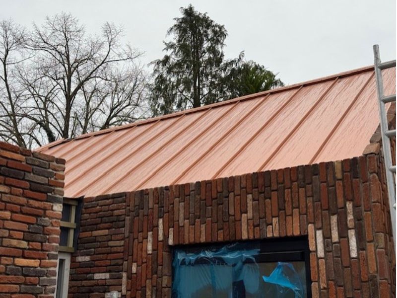 inspiratie finish profiles projecten finish felsdak seren copper in combinatie met stenen gevel